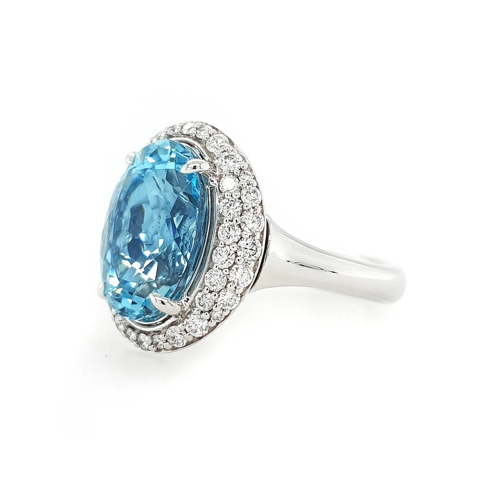 Stunning Aquamarine and Diamond Ring