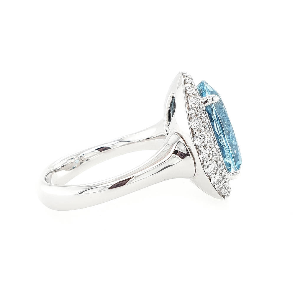 Stunning Aquamarine and Diamond Ring